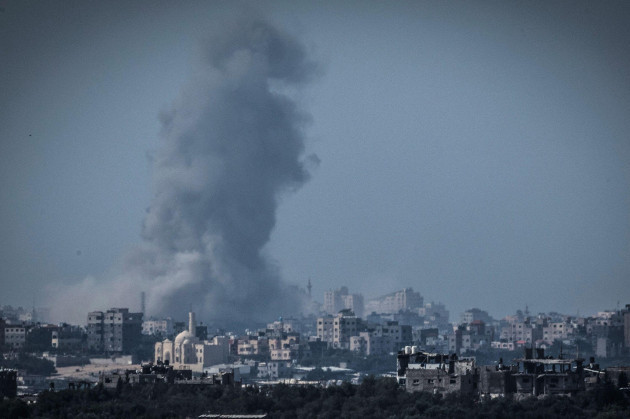 sderot-israel-16th-oct-2023-smoke-billows-during-israeli-airstrikes-on-gaza-strip-as-fighting-between-israeli-troops-and-islamist-hamas-militants-continues-credit-ilia-yefimovichdpaalamy-live
