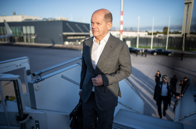 brandenburg-germany-berlin-germany-16th-oct-2023-german-chancellor-olaf-scholz-spd-boards-an-air-force-plane-to-fly-to-albania-for-the-western-balkans-summit-credit-michael-kappelerdpaalam