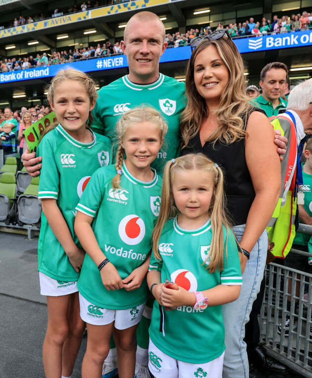 Keith Earls celebra con sus hijas Ella Mae Laurie y Amy y su esposa Edel después del partido.