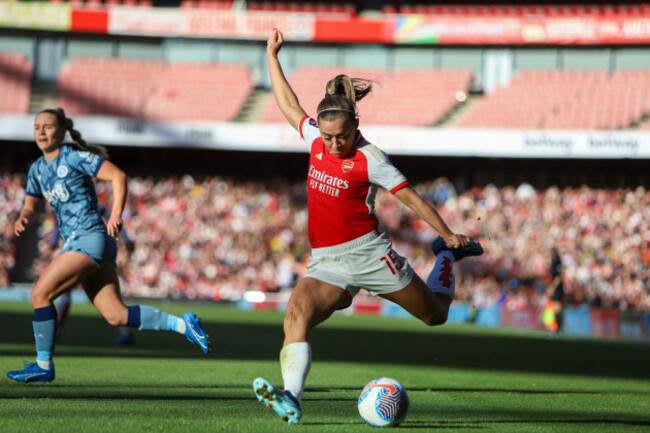 london-uk-15th-oct-2023-october-15-2023-london-england-united-kingdom-london-england-october-15th-2023-katie-mccabe-15-arsenal-crosses-the-ball-during-the-fa-womens-super-league-match-b