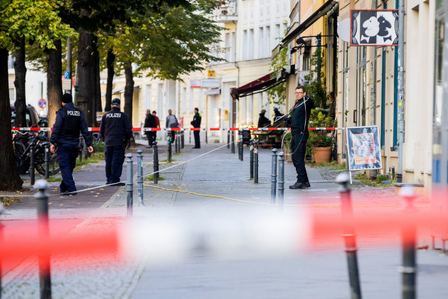 berlin-germany-18th-oct-2023-police-forces-stand-in-front-of-the-jewish-community-kahal-adass-yisroel-in-brunnenstrabe-in-berlin-mitte-according-to-the-affected-community-there-was-an-attempted