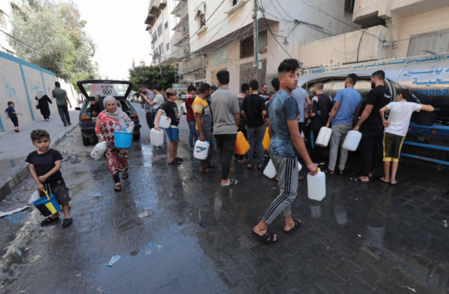 palestinians-fill-their-jerry-cans-with-water-from-a-public-water-collection-point-as-raging-battles-between-israel-and-the-hamas-palestinians-fill-their-jerry-cans-with-water-from-a-public-water-col