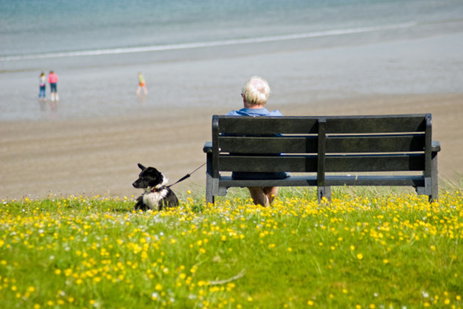 a-man-and-his-dog-relax-with-a-view-of-mullaghmore-strand-county-donegal-ireland-image-shot-062009-exact-date-unknown