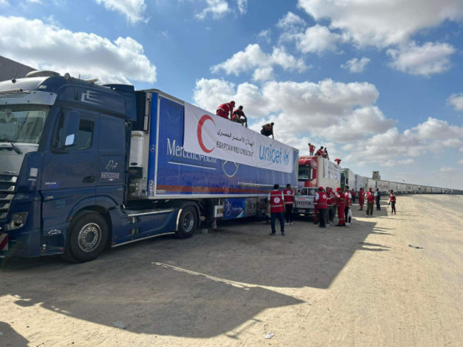 al-arish-20th-oct-2023-staff-members-from-egyptian-red-crescent-prepare-trucks-loaded-with-aid-supplies-in-al-arish-45-kilometers-from-the-rafah-crossing-egypt-on-oct-20-2023-the-egyptian-sid