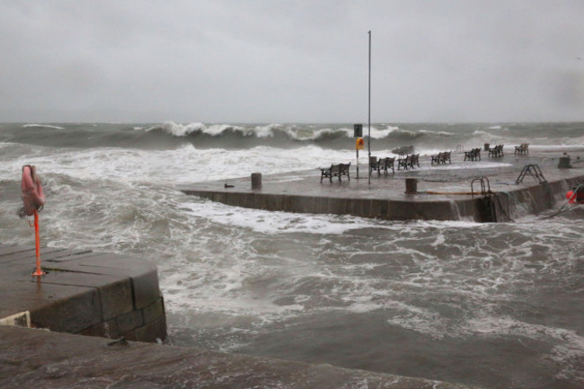 dalkey-dublin-ireland-20th-october-2023-waves-top-over-harbour-walls-at-high-tide-at-bullock-harbour-during-a-met-eireann-status-orange-rain-warning-for-storm-babet-in-dublin-credit-doreen-kenn