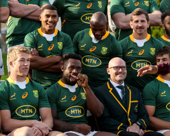 warrick-gelant-makazole-mapimpi-kwagga-smith-pieter-steph-du-toit-captain-siya-kolisi-and-jacques-nienaber-set-up-for-their-team-photo