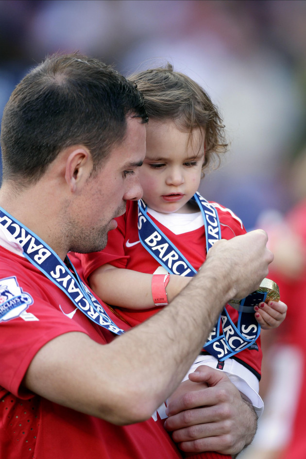 darron-gibson-daughter-manchester-united-fc-manchester-united-fc-old-trafford-manchester-england-22-may-2011