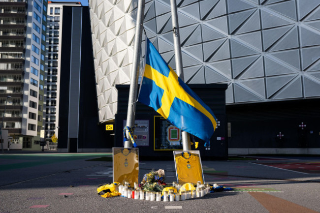 stockholm-sweden-19th-oct-2023-231019-memorial-site-outside-friends-arena-honoring-the-swedish-victims-killed-in-brussels-on-october-19-2023-in-stockholm-photo-emma-wallskogbildbyrancop-320e