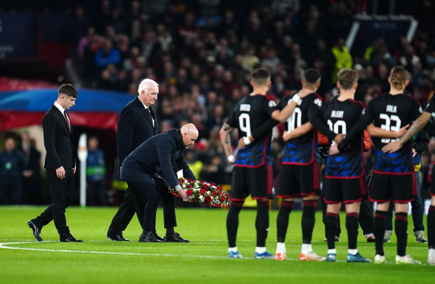 manchester-united-manager-erik-ten-hag-centre-lays-a-wreath-in-tribute-to-sir-bobby-charlton-prior-to-the-uefa-champions-league-group-a-match-at-match-at-old-trafford-manchester-picture-date-tues