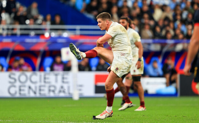 owen-farrell-kicks-a-penalty