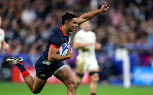 santiago-carreras-runs-in-to-score-their-second-try