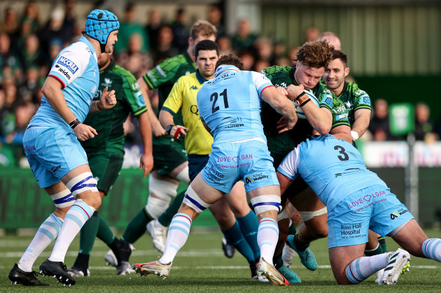 cian-prendergast-is-tackled-by-rory-darge-and-zander-fagerson