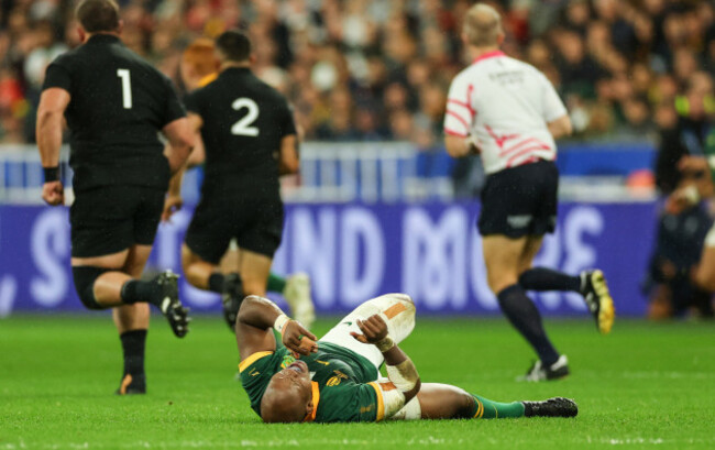 bongi-mbonambi-goes-down-injured