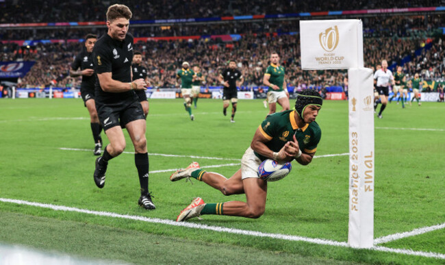 kurt-lee-arendse-spills-the-ball-at-the-try-line