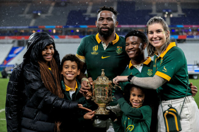 siya-kolisi-celebrates-with-his-wife-rachel-and-family