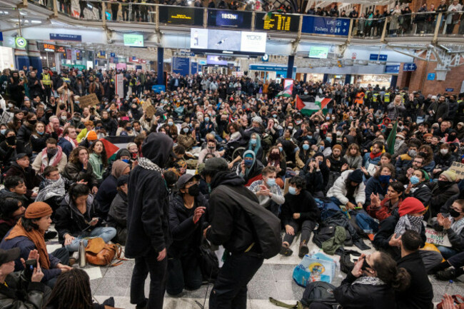 pro-palestinian-protestors-take-over-liverpool-street-station-demanding-a-ceasefire-in-gaza-31102023-ehimetalor-unuabonaalamy-live-news