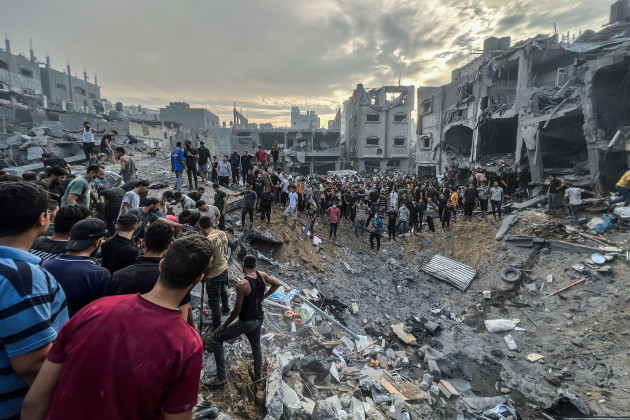 jabalia-palestinian-territories-31st-oct-2023-palestinians-search-for-survivors-following-an-israeli-airstrike-in-the-jabalia-refugee-camp-north-of-gaza-city-credit-fadi-wael-alwhididpaalamy-l