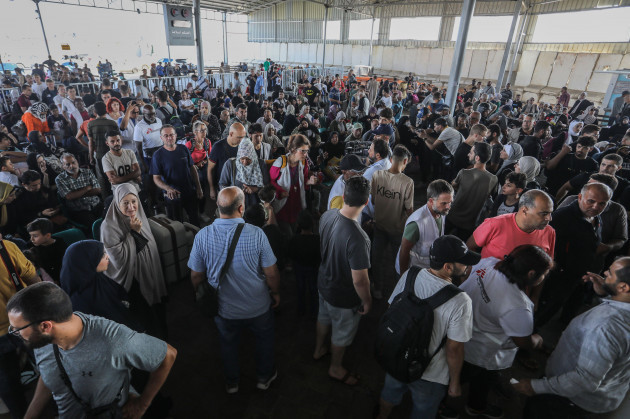 rafah-palestinian-territories-01st-nov-2023-people-wait-at-the-border-crossing-between-the-gaza-strip-and-egypt-in-rafah-injured-palestinians-palestinians-with-second-passports-and-foreign-natio