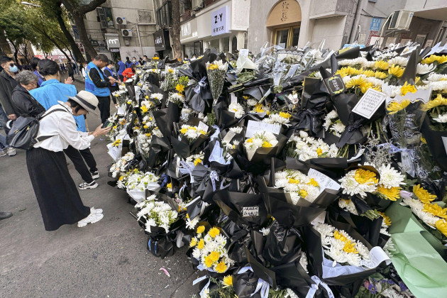 chuzhou-china-november-2-2023-people-offer-flowers-in-the-late-former-chinese-premier-li-keqiangs-hometown-of-hefei-anhui-province-on-nov-2-2023-as-his-funeral-service-was-held-in-beijing-th