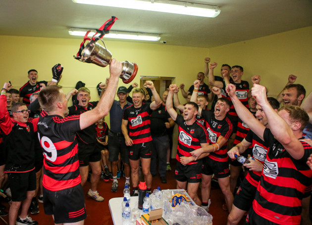 the-ballygunner-team-celebrate-with-the-trophy