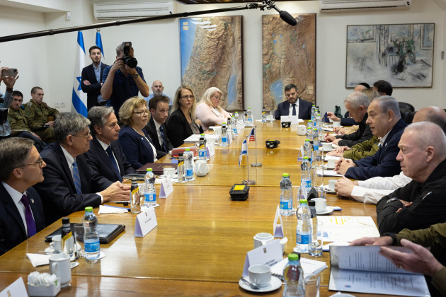 tel-aviv-israel-3rd-nov-2023-israeli-prime-minister-benjamin-netanyahu-2nd-r-meets-with-u-s-secretary-of-state-antony-blinken-2nd-left-blinken-met-friday-with-netanyahu-and-his-war-cabinet-i