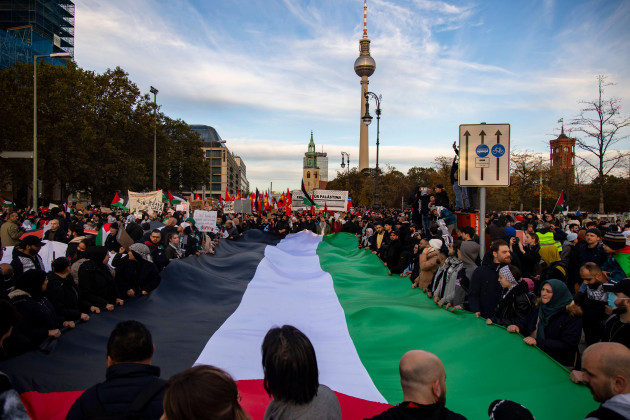 menschen-nehmen-einer-demostration-in-solidaritaet-mit-palaestina-in-berlin-am-4-november-2023-grossdemonstration-in-solidaritaet-mit-palestina-in-berlin-people-take-part-in-a-demonstration-in-s