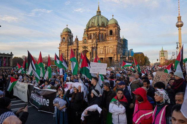 berlin-germany-04th-nov-2023-numerous-people-walk-past-berlin-cathedral-during-a-pro-palestine-rally-credit-jorg-carstensendpaalamy-live-news