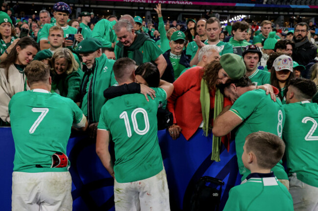 josh-van-der-flier-jonathan-sexton-caelan-doris-and-jimmy-obrien-with-their-families-after-the-game