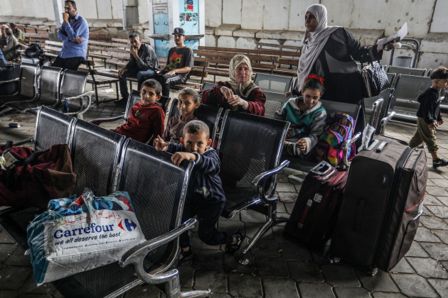 rafah-palestinian-territories-02nd-nov-2023-people-wait-at-the-border-crossing-between-the-gaza-strip-and-egypt-in-rafah-palestinians-with-foreign-passports-continue-to-cross-into-egypt-amid-the