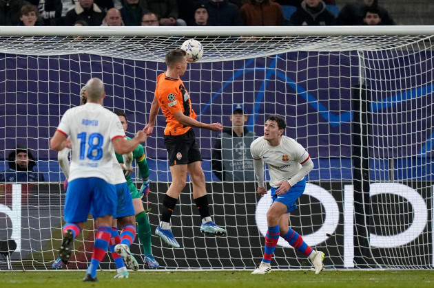 shakhtars-danylo-sikan-center-scores-the-opening-goal-of-his-team-during-the-champions-league-group-h-soccer-match-between-shakhtar-donetsk-and-barcelona-at-the-volksparkstadion-in-hamburg-german