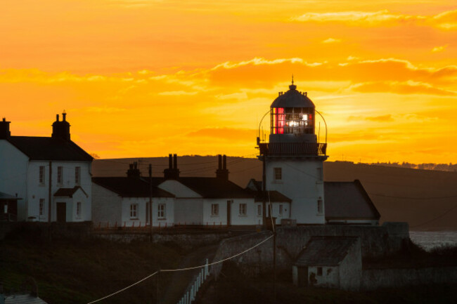 roches-point-cork-ireland-07th-january-2018-the-sun-goes-down-on-a-january-evening-silhouetting-the-lighthouse-at-roches-point-co-cork