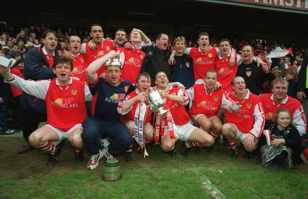 st-pats-team-celebrate-with-the-cup251999