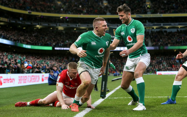 Andrew Conway celebra marcar un gol con Ross Byrne