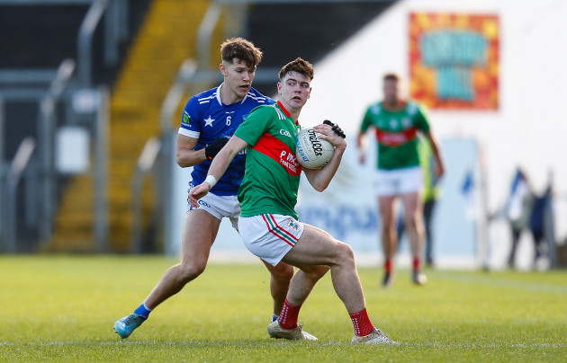 eoghan-hartin-holds-on-to-the-ball-under-pressure-from-paddy-meade