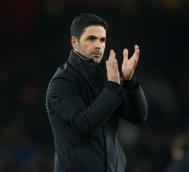 london-uk-08th-nov-2023-08-nov-2023-arsenal-v-sevilla-champions-league-emirates-stadium-mikel-arteta-applauds-the-arsenal-fans-after-the-champions-league-match-against-sevilla-picture-cred