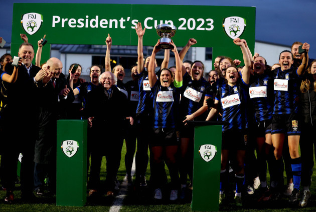 laurie-ryan-lifts-the-womens-presidents-cup-25
