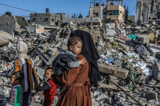 rafah-palestinian-territories-10th-nov-2023-palestinians-inspect-a-destroyed-house-following-an-israeli-airstrike-on-rafah-southern-gaza-strip-credit-abed-rahim-khatibdpaalamy-live-news