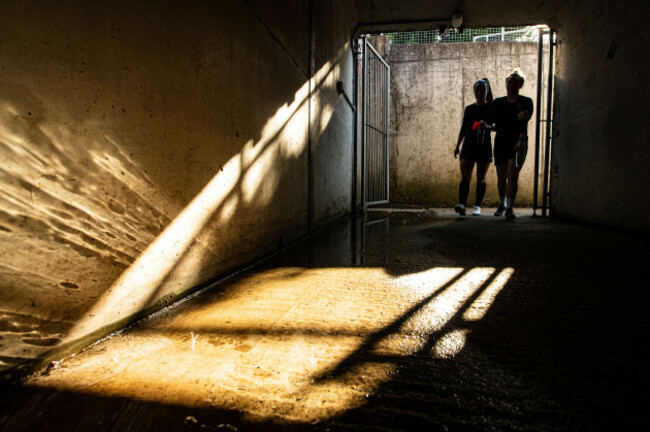 peamount-players-walk-to-the-field