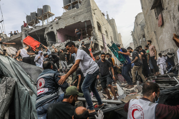 rafah-gaza-11th-nov-2023-11-november-2023-palestinian-territories-rafah-emergency-responders-and-volunteers-search-the-destroyed-house-of-the-al-ghouti-family-for-the-injured-and-dead-people-fol