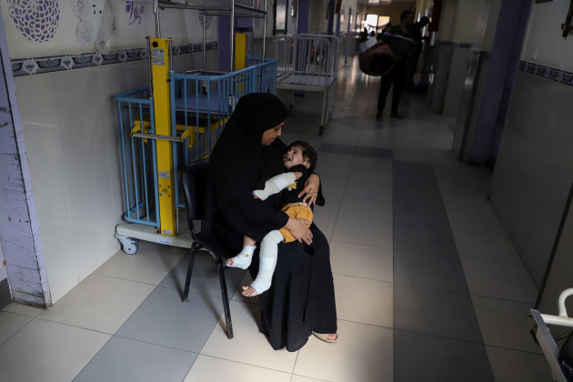 gaza-10th-nov-2023-an-injured-child-is-seen-at-a-hospital-in-the-southern-gaza-strip-city-of-khan-younis-on-nov-10-2023-the-hamas-run-gaza-health-ministry-said-friday-that-more-than-11000-pale
