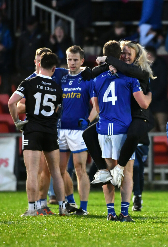 damien-mcardle-celebrates-with-his-girlfriend-lisa-atkinson-at-the-end-of-the-game