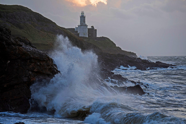 swansea-uk-13th-nov-2023-waves-crash-into-the-rocks-at-the-mumbles-lighthouse-and-headland-near-swansea-shortly-after-sunrise-as-storm-debi-moves-into-southern-parts-of-the-uk-this-morning-credit