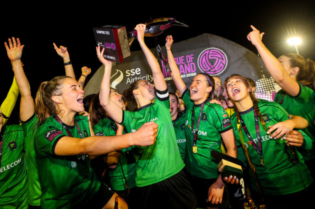 peamount-united-celebrate-as-they-lift-the-trophy
