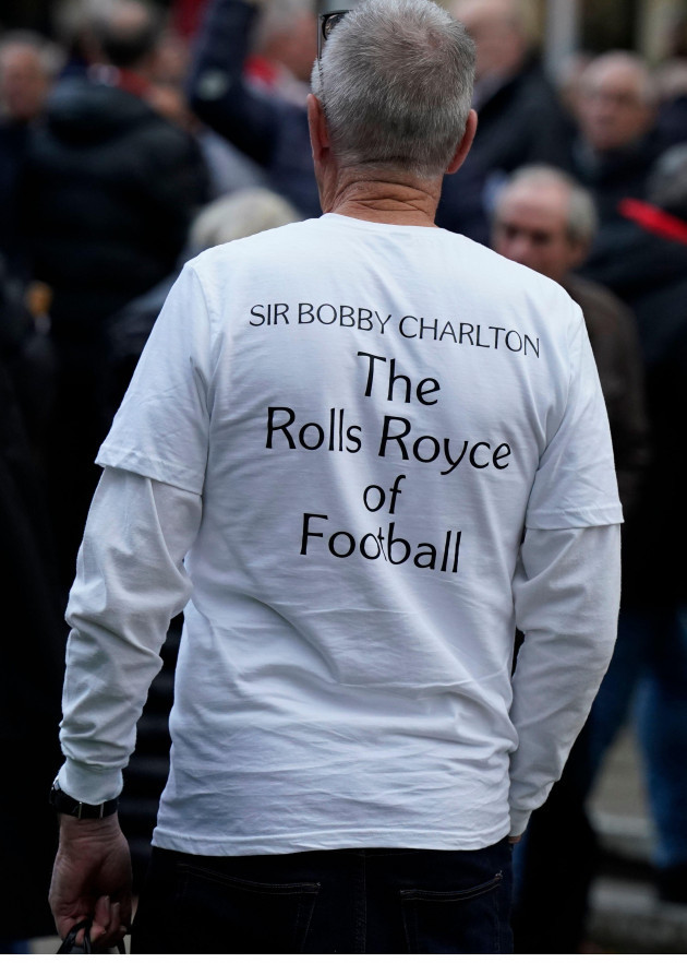 manchester-uk-13th-nov-2023-fans-at-the-funeral-of-sir-bobby-charlton-at-manchester-cathedral-manchester-picture-credit-should-read-andrew-yatessportimage-credit-sportimage-ltdalamy-live-new
