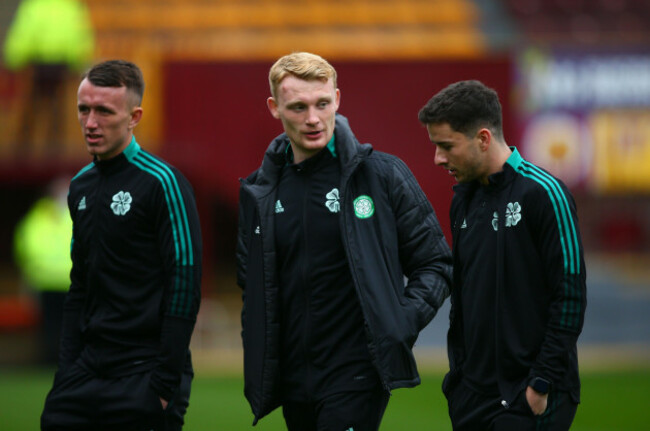 fir-park-motherwell-uk-16th-oct-2021-scottish-premier-league-football-motherwell-versus-celtic-david-turnbull-liam-scales-and-mikey-johnston-of-celtic-credit-action-plus-sportsalamy-live-new