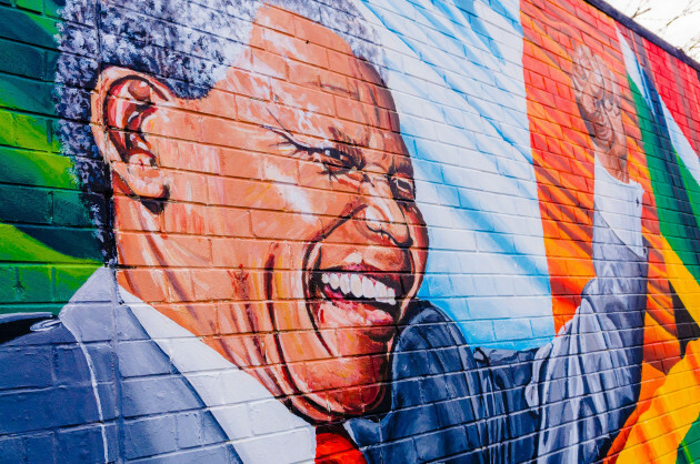 belfast-northern-ireland-7th-dec-2013-floral-tributes-left-at-mandela-mural-following-the-death-of-nelson-mandela-on-the-5th-december-credit-stephen-barnesalamy-live-news