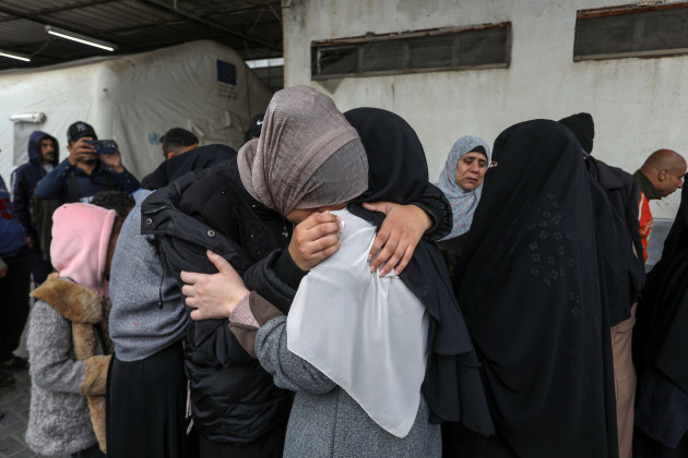 rafah-palestinian-territories-19th-nov-2023-palestinian-relatives-mourn-as-they-take-a-farewell-look-at-the-bodies-of-their-relatives-in-al-najjar-hospital-killed-during-israeli-bombardment-the