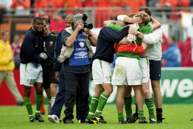 lee-carsley-stephen-staunton-and-packie-bonner-celebrate-with-jason-mcateer