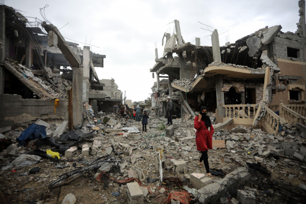 rafah-gaza-27th-nov-2023-palestinians-inspect-the-effects-of-destruction-caused-by-israeli-air-strikes-on-their-homes-in-the-khuzaa-area-in-khan-yunis-gaza-on-monday-november-27-2023-a-tempo