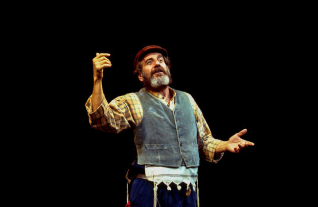 topol-tevye-in-fiddler-on-the-roof-at-the-london-palladium-london-w1-28061994-music-jerry-bock-lyrics-sheldon-harrick-book-joseph-stein-design-boris-aronson-choreography-direction-sa